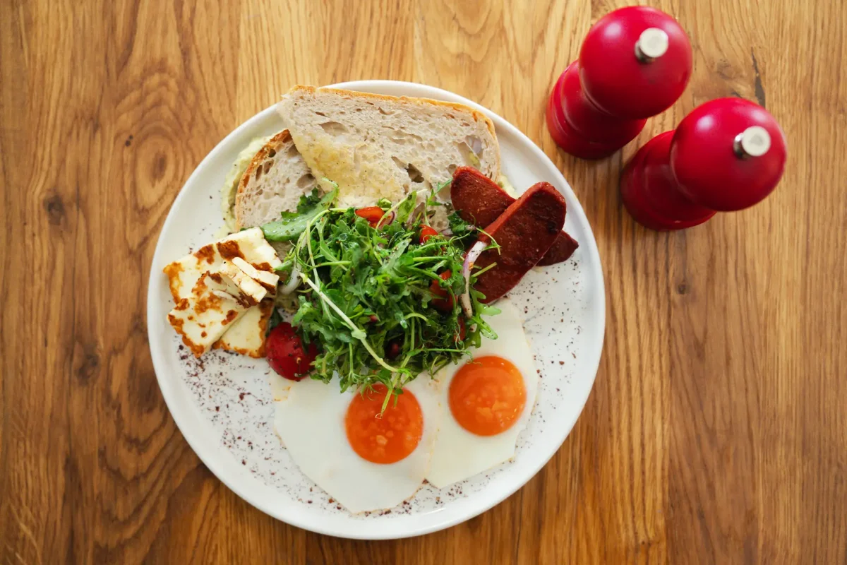 Discover 8 important things to consider when enjoying breakfast at a cafe in Hackney, including menu choices and atmosphere.