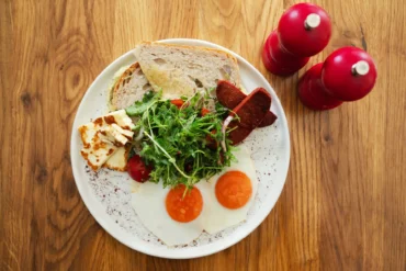Discover 8 important things to consider when enjoying breakfast at a cafe in Hackney, including menu choices and atmosphere.